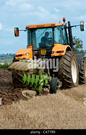 Tracteur Renault laboure un champ après la récolte est terminée Banque D'Images