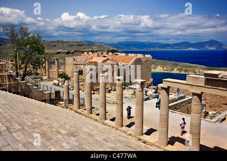 Vue partielle de l'Acropole de Lindos, Rhodes, Dodécanèse, Grèce. Banque D'Images