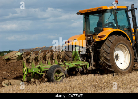 Tracteur Renault laboure un champ après la récolte est terminée Banque D'Images