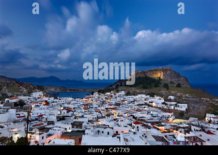 Belle Lindos village avec son château (Acropolis) dans le 'blue' heure. L'île de Rhodes, Dodécanèse, Grèce Banque D'Images