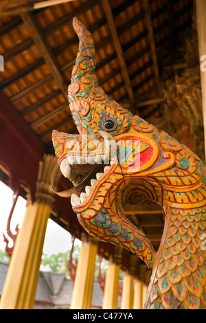 Sculpture dragon en bois coloré à haw Phra Kaew temple, Vientiane, Laos Banque D'Images