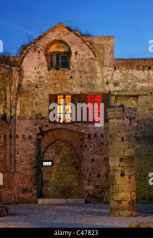 Une maison juste en face de "Panagia tou Bourgou' ('Notre Dame de l' église Burgh) dans la ville médiévale de Rhodes island, Grèce Banque D'Images