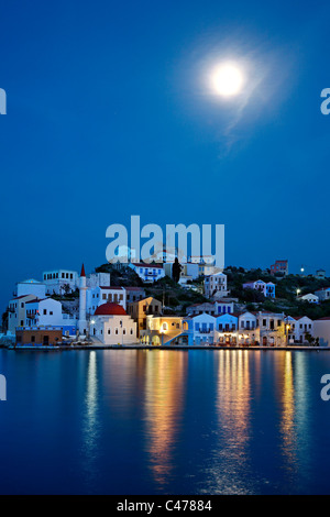 Vue de nuit (pleine lune) du village pittoresque de Kastellorizo (ou "eghisti') island, îles du Dodécanèse, Grèce Banque D'Images