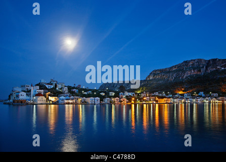 Vue de nuit (pleine lune) du village pittoresque de Kastellorizo (ou "eghisti') island, îles du Dodécanèse, Grèce Banque D'Images