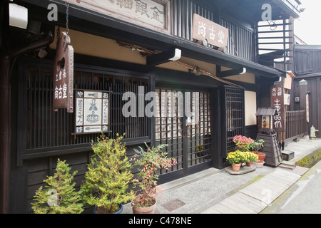 Vente de souvenirs Craftshop dans quartier historique de Sanmachi-suji, Takayama, préfecture de Gifu, Japon, Extrême-Orient, l'Asie. Banque D'Images