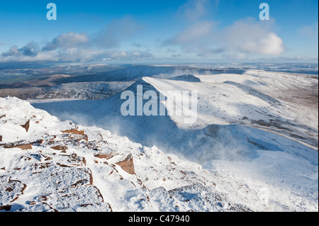 Vue d'hiver vers Cribyn de Pen Y Fan, parc national de Brecon Beacons, le Pays de Galles Banque D'Images