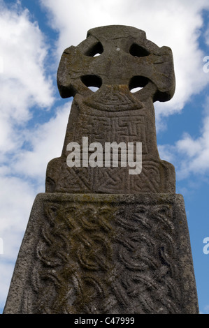 Croix Carew. Une ancienne croix en pierre qui se trouve à l'extérieur du château de Carew, à Pembrokeshire, au pays de Galles, au Royaume-Uni Banque D'Images