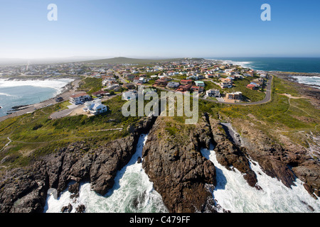 Vue aérienne sur la côte ouest ville d'Yzerfontein au nord de Cape Town en Afrique du Sud. Banque D'Images