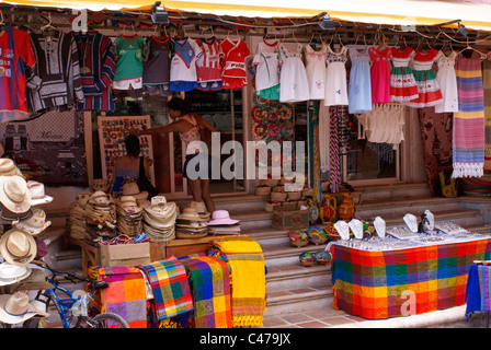 Jeune femme dans un magasin d'artisanat mexicain, à Playa del Carmen, Riviera Maya, Quintana Roo, Mexique Banque D'Images