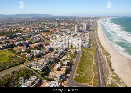 Vue aérienne sur la plage et sur la banlieue de West Beach, Blouberg et Tableau à Cape Town, Afrique du Sud. Banque D'Images