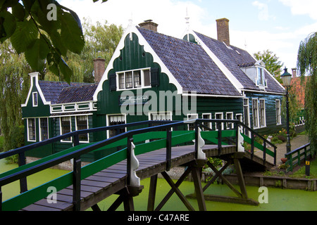 Maisons typiquement néerlandais à Zaanse Schans, Zaandam, près de Zaandijk, Zaanstad, Pays-Bas Banque D'Images