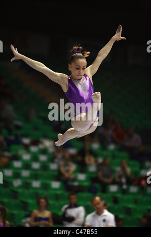 Compétition de gymnastique : une gymnaste effectuant sa routine de poutre Banque D'Images