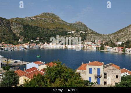 Vue sur le port de la petite île de Kastelorizo, îles du Dodécanèse, Grèce. Banque D'Images