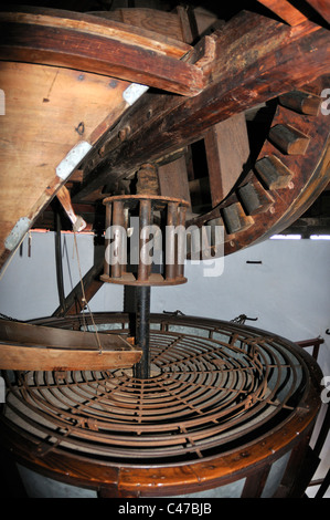 Engrenages dans moulin en bois Banque D'Images