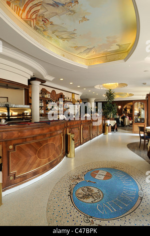 Trieste. L'Italie. Caffè degli Specchi . Piazza dell'Unità d'Italia. Banque D'Images