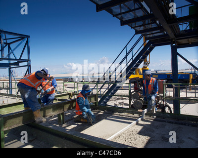 Le coulage du béton des travailleurs d'un nouveau quai de la deep sea port expansion Maasvlakte 2, Rotterdam, Pays-Bas Banque D'Images