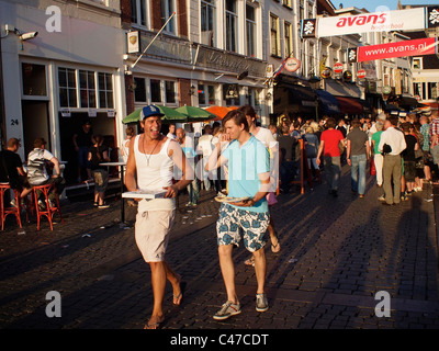 Types avec pizzas à emporter dans la rue au Breda jazz festival, les Pays-Bas Banque D'Images