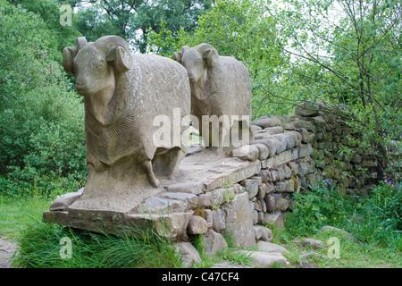 Sculpture de moutons à côté de la Rivière Tees à faible vigueur, County Durham, Teesdale Banque D'Images