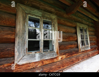 Windows sur l'ancien mur en bois Banque D'Images