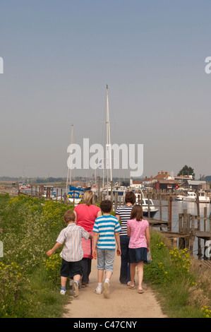 Un groupe familial marche à Walberswick dans Suffolk , Angleterre , Angleterre , Royaume-Uni Banque D'Images