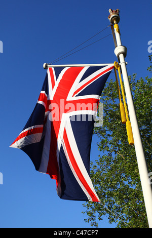Le drapeau britannique, l'Union Jack, volant sur une couronne surmontée d'un drapeau sur le pôle commercial, Londres. Banque D'Images