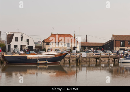 Le port inn pub à Southwold harbour photographié d'Walberswick dans Suffolk , Angleterre , Angleterre , Royaume-Uni Banque D'Images