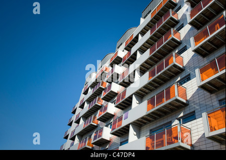 Un appartement moderne dans le centre-ville de Manchester en vedette bloc contre un ciel bleu. Banque D'Images