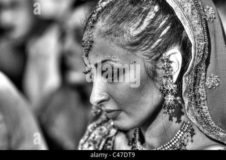 Mariée sikh en costume traditionnel le jour de son mariage Banque D'Images