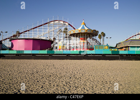 Promenade et d'un Roller Coaster Banque D'Images