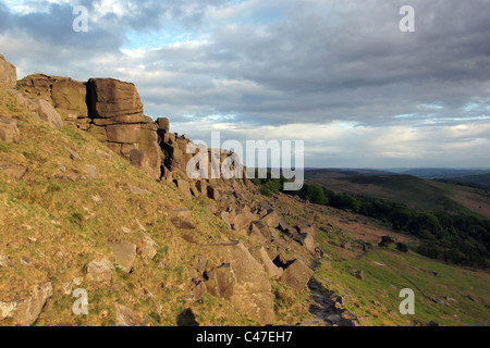 Stanage Edge pierre meulière rocky outcrop Peak District, Derbyshire, Angleterre, Grande-Bretagne Banque D'Images