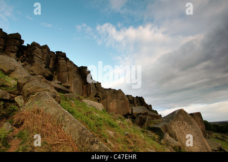 Stanage Edge pierre meulière rocky outcrop Peak District, Derbyshire, Angleterre, Grande-Bretagne Banque D'Images