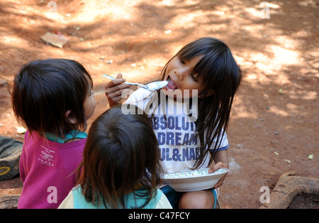 3 enfants cambodgiens une partie d'un peuple semi-nomade, connu sous le nom de hilltribe Bunongs tribu manger et jouer dehors. Banque D'Images