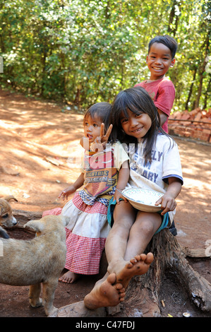 3 enfants cambodgiens une partie d'un peuple semi-nomade, connu sous le nom de hilltribe Bunongs tribu manger et jouer dehors. Banque D'Images