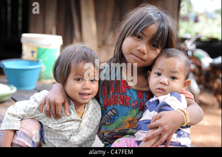 Trois enfants cambodgiens, partie d'un peuple semi-nomade, connu sous le nom de hilltribe Bunongs tribu. Banque D'Images