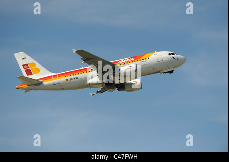 Avion Airbus A319 de la compagnie aérienne espagnole Iberia au décollage de l'aéroport de Munich en Allemagne Banque D'Images