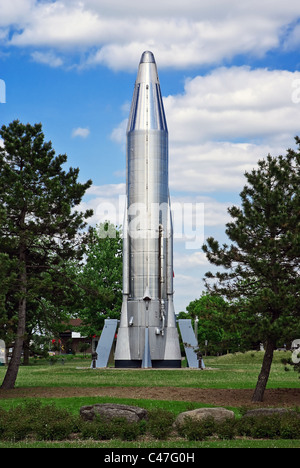 Une fusée Atlas Convair en acier inoxydable (mercure) se trouve dans un champ. Banque D'Images