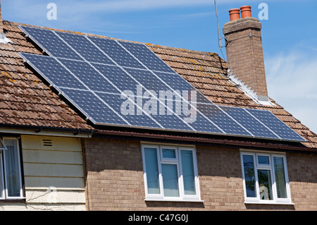 Des panneaux solaires installés sur le toit d'une ancienne maison du conseil Banque D'Images