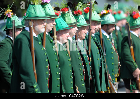 Traditionnelle procession catholique en costumes et vêtements typiques bavarois à Wackersberg, Bavière, Allemagne Banque D'Images