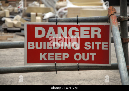 Gros plan du site bâtiment danger garder hors signe sur une clôture d'un chantier de construction à Cirencester, Gloucestershire, Angleterre, Royaume-Uni Banque D'Images