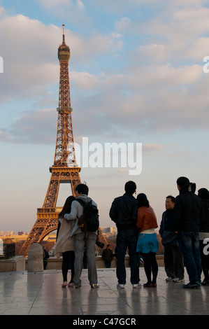 Paris, France, petite foule, adolescents touristes visitant la place du Trocadéro, avec vue sur la Tour Eiffel Banque D'Images