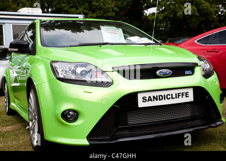 Une Ford Focus RS en lime green à un Sandicliffe Ford stand promotionnel England UK Banque D'Images