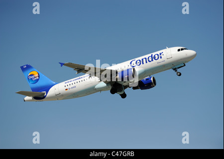 Avion Airbus A320 de la compagnie aérienne allemande Condor Thomas Cook au décollage de l'aéroport de Munich en Allemagne Banque D'Images