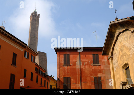 Torre degli Asinelli et Torre Garisenda vue de la Via Zamboni Banque D'Images