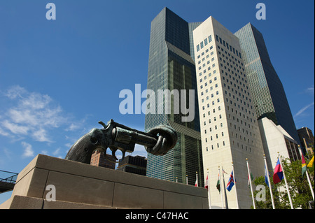 Pistolet noué à l'extérieur de la Monument bâtiment des Nations Unies, New York City, USA Banque D'Images