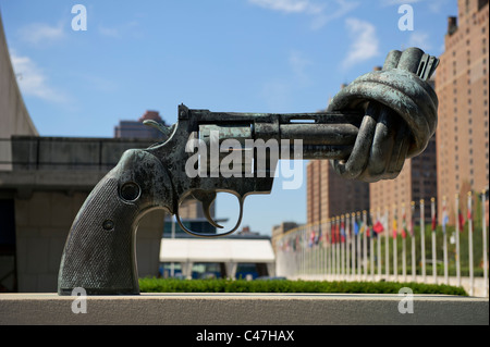 Monument à l'extérieur des armes à feu torsadée bâtiment des Nations Unies, New York, USA. Banque D'Images