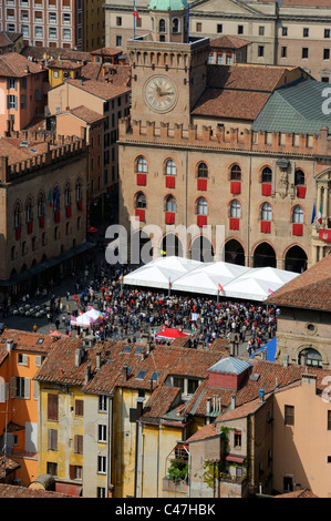 La vue panoramique à partir de Torre degli Asinelli de Piazza Maggiore Banque D'Images