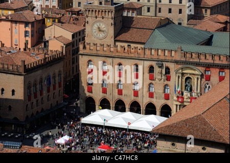 La vue panoramique à partir de Torre degli Asinelli de Piazza Maggiore Banque D'Images