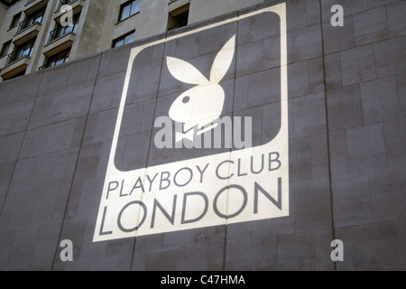Le Playboy Logo de l'entreprise projetée sur un mur lors de la réouverture de la Playboy Club London Banque D'Images