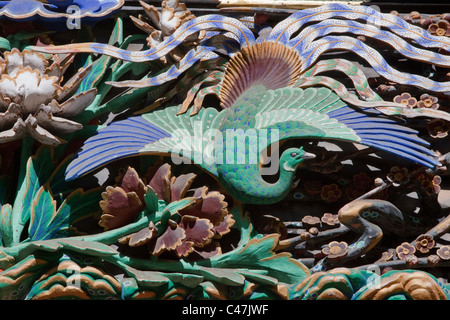 Détail de mur à côté Yomei-mon Gate montrant peacock et fleurs au Tosho-gu Temple, Nikko, Préfecture Tochigi, au Japon. Banque D'Images