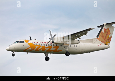 Air Canada Jazz un Dash-8, avion régional en approche finale pour l'atterrissage à l'Aéroport International de Vancouver. Banque D'Images